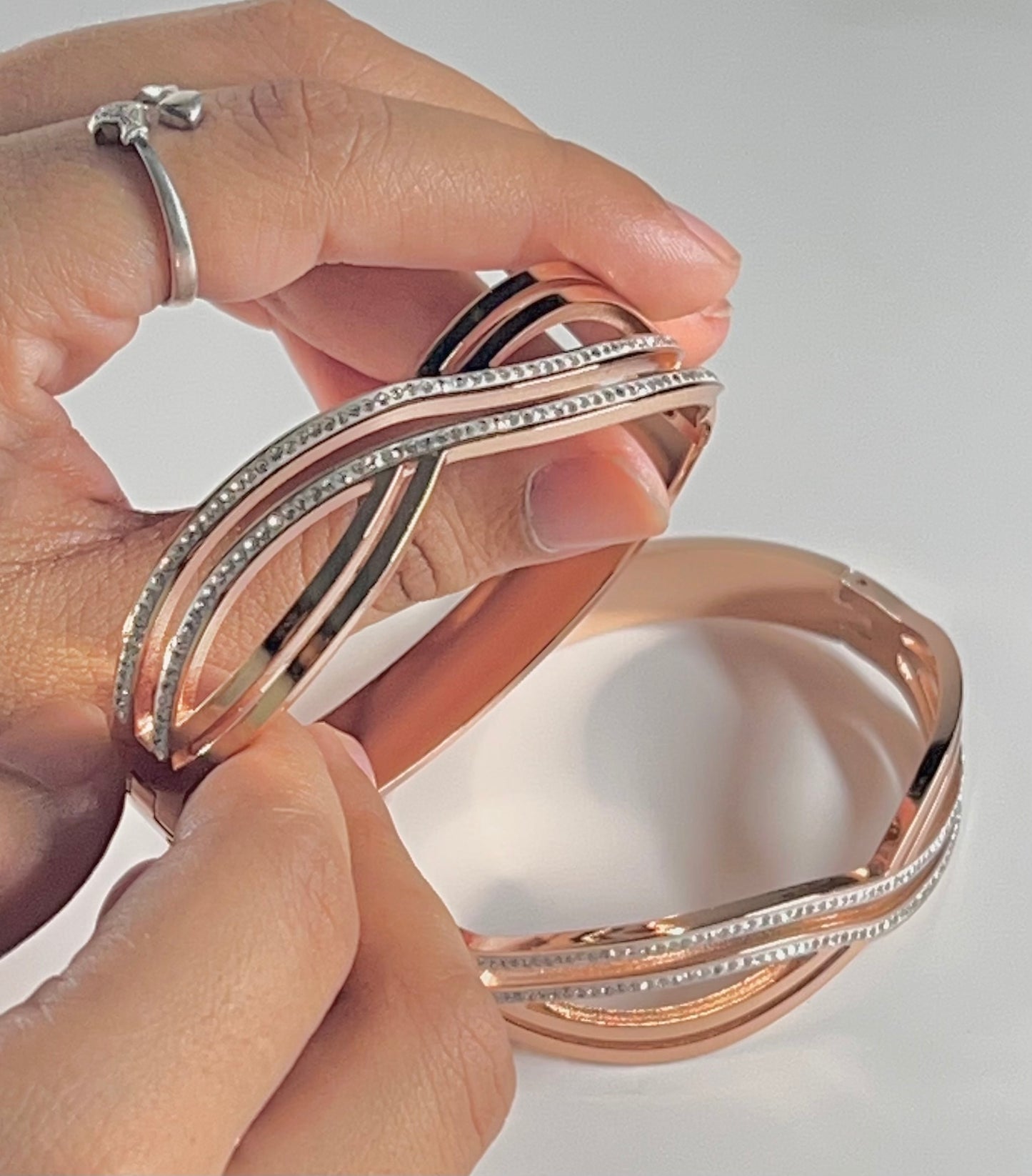 Radiant Rose Gold Twist Bracelet – A Beautiful Touch for Any Look