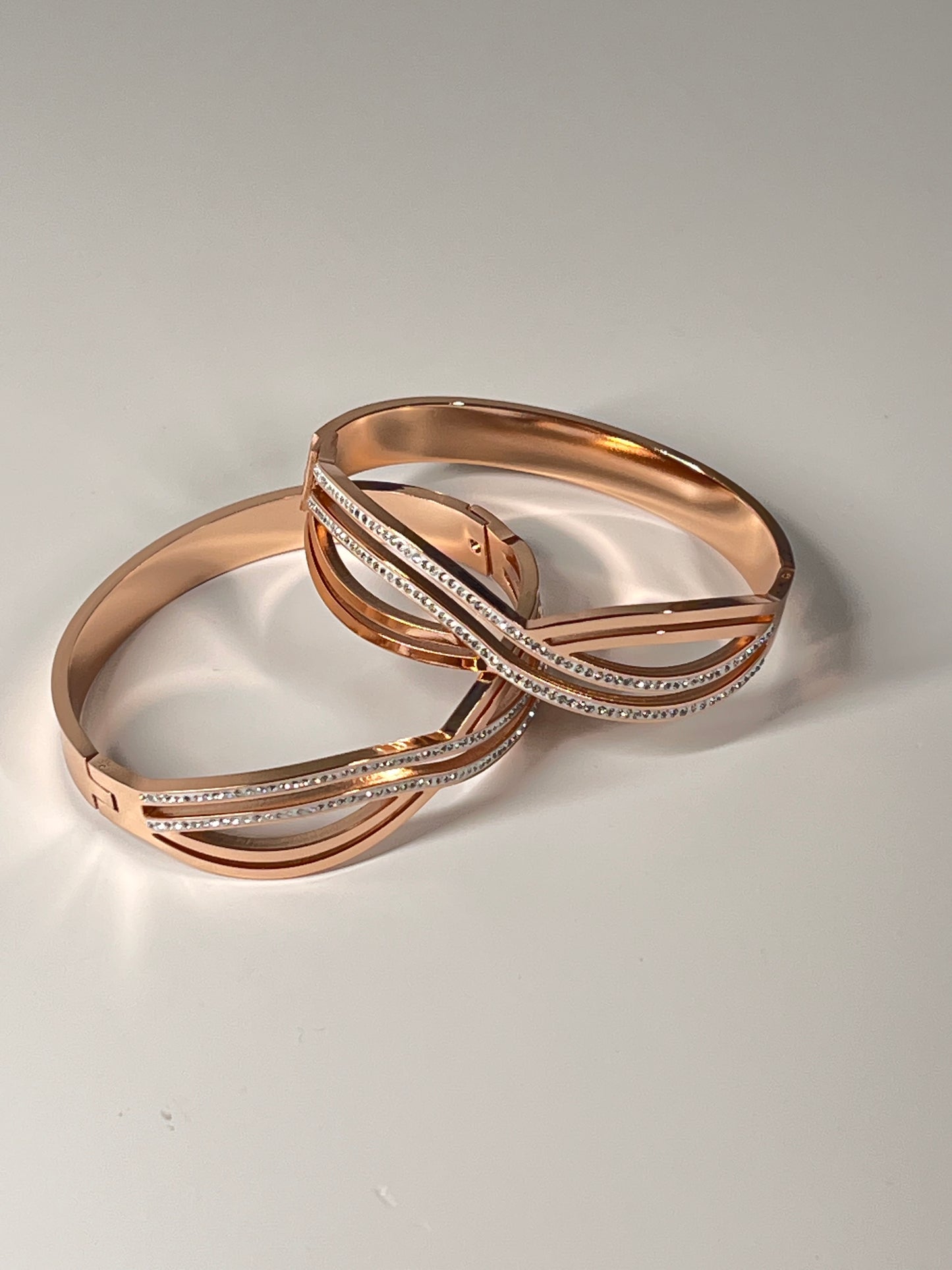 Radiant Rose Gold Twist Bracelet – A Beautiful Touch for Any Look