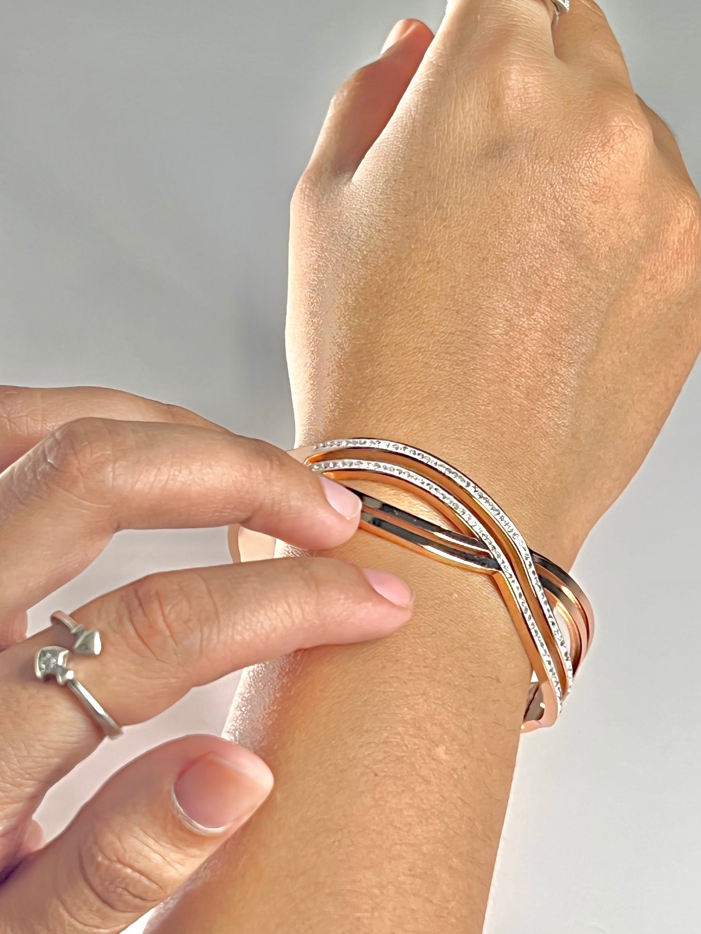 Radiant Rose Gold Twist Bracelet – A Beautiful Touch for Any Look