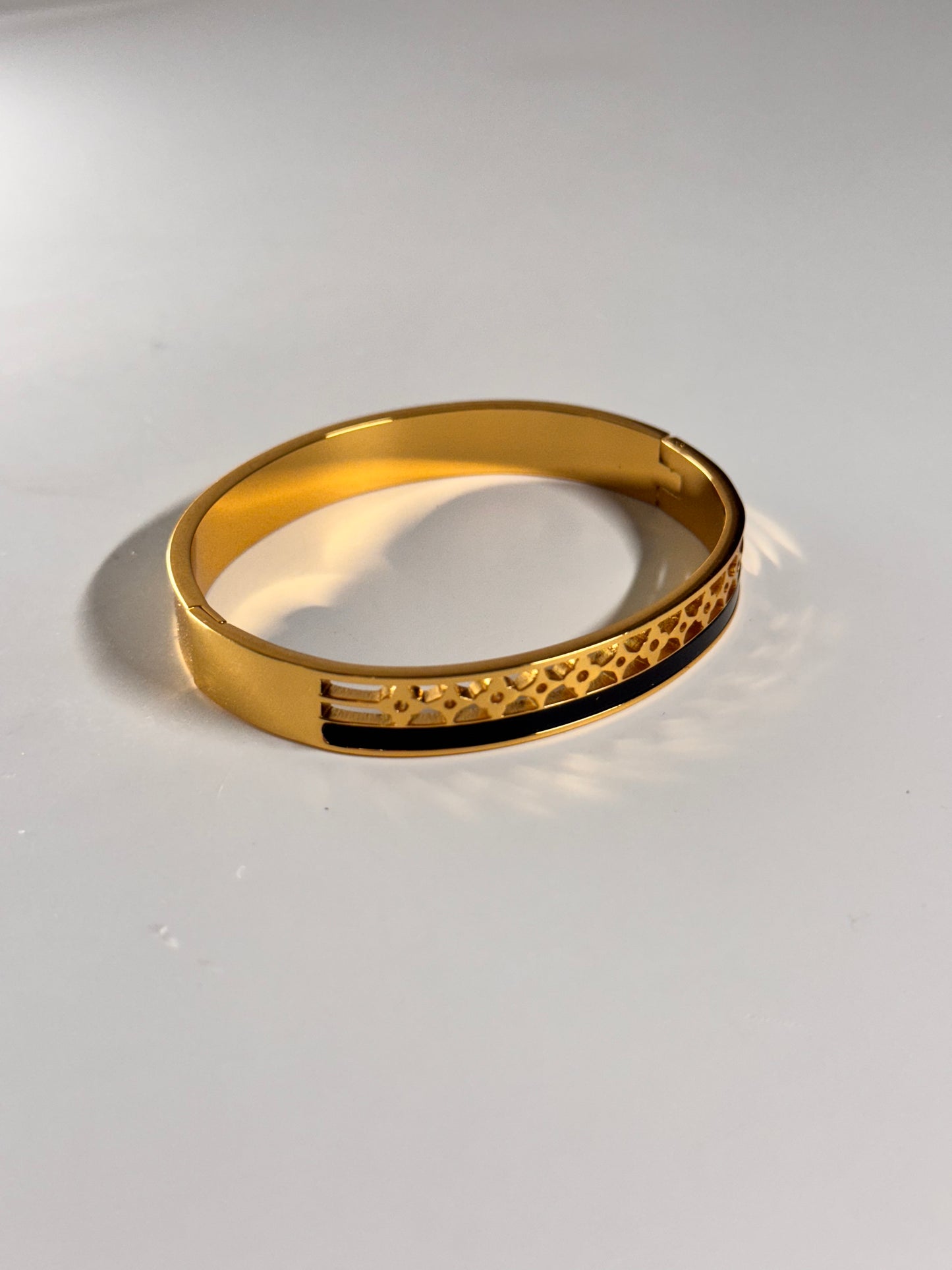 Golden Grace – A Regal Radiance for Your Wrist