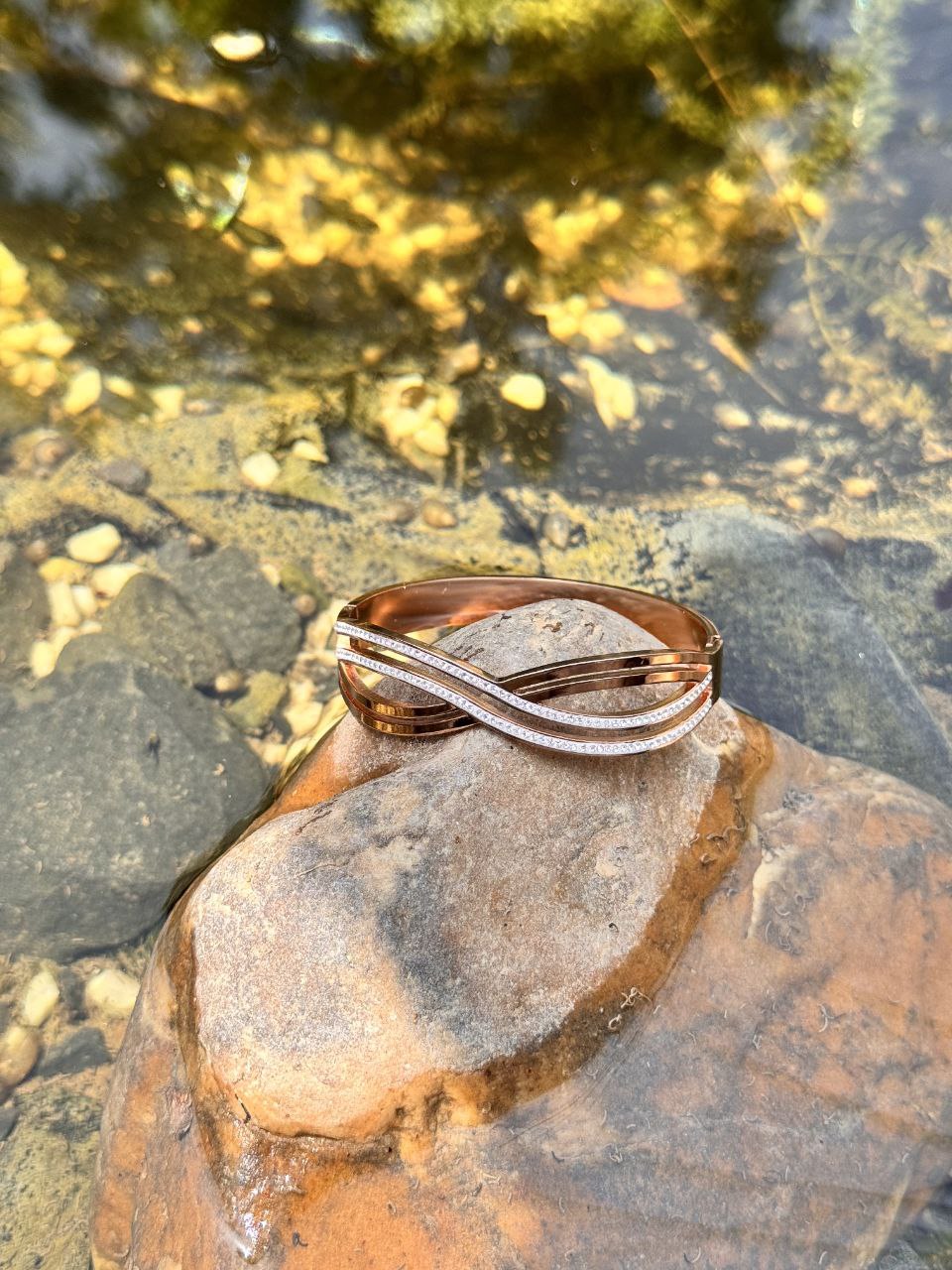Radiant Rose Gold Twist Bracelet – A Beautiful Touch for Any Look